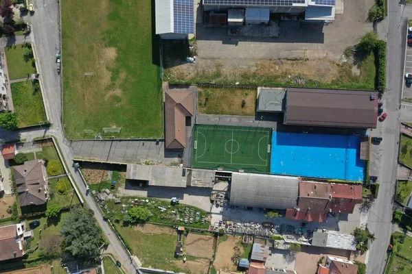 Campo Fútbol Entre Casas Vista Aérea —  Fotos de Stock