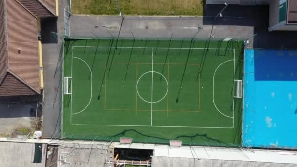 房屋之间的足球场无人驾驶飞机 — 图库视频影像
