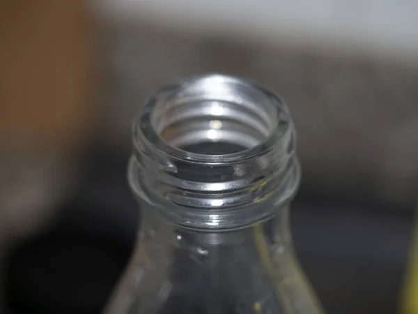 水道水ガラス瓶詳細マクロを閉じます — ストック写真