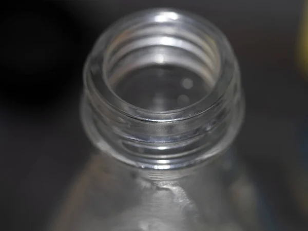水道水ガラス瓶詳細マクロを閉じます — ストック写真
