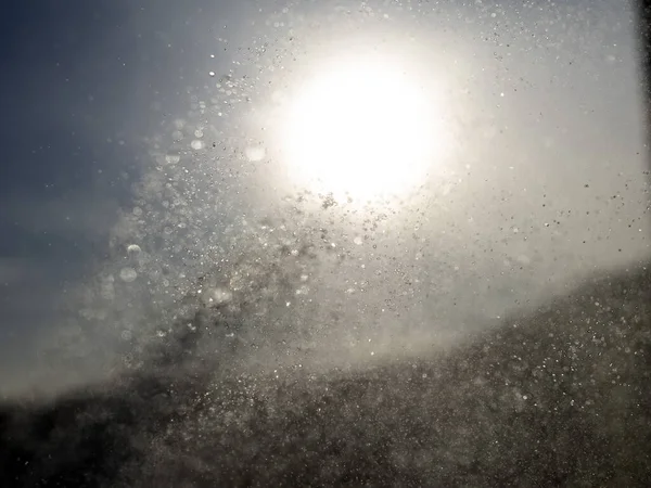 水滴喷雾细节闭合宏观太阳背景 — 图库照片