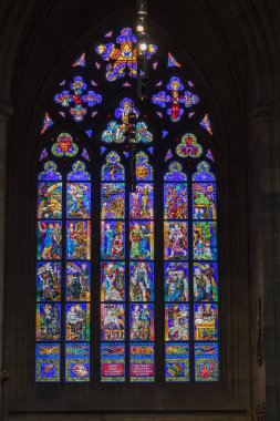 Prag Kubbesi Aziz Vitus Kilisesi cam pencere manzaralı.