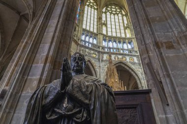 Prag Kubbesi Aziz Vitus Kilisesi iç mimarisi. Kapatın.