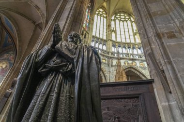 Prag Kubbesi Aziz Vitus Kilisesi iç mimarisi. Kapatın.