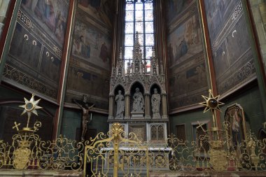 Prag Kubbesi Aziz Vitus Kilisesi iç mimarisi. Kapatın.