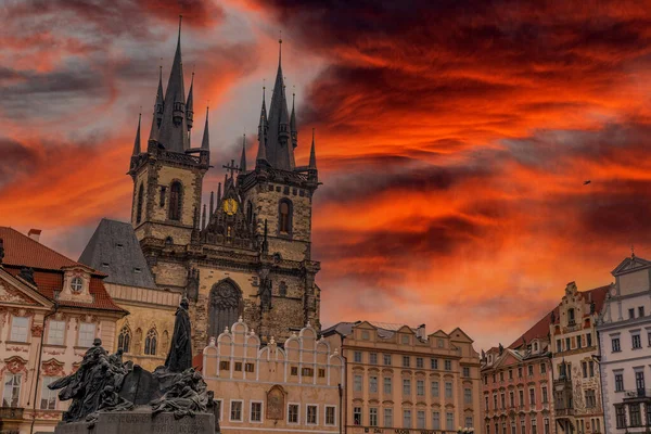 Praga Stare Miasto Kwadratowy Widok Dramatyczny Czerwony Zachód Słońca Niebo — Zdjęcie stockowe