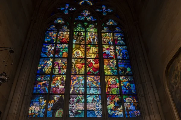 布拉格穹顶种姓圣徒维它斯教堂穆查玻璃窗景观 — 图库照片