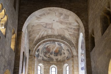 Aziz George Bazilikası Prag Kalesi manzaralı.