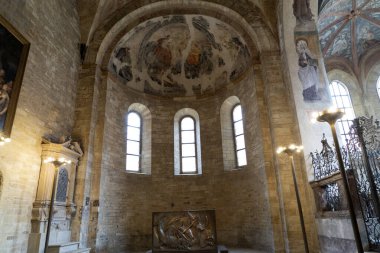 Aziz George Bazilikası Prag Kalesi manzaralı.