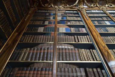 kütüphane detaylarındaki eski kitaplar