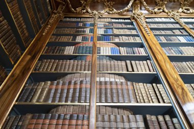 kütüphane detaylarındaki eski kitaplar