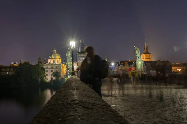Paar Küsst Sich Auf Der Prager Karlsbrücke Der Nacht — Stockfoto
