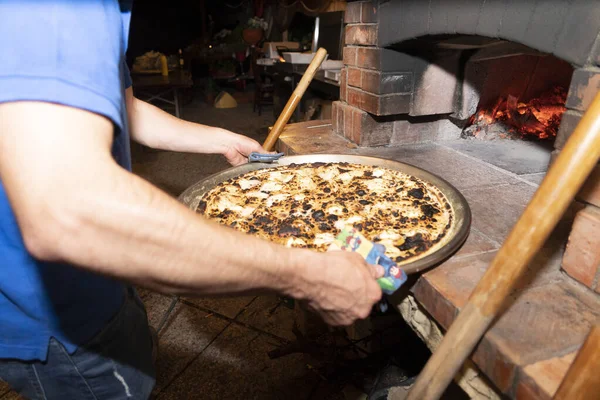 リグーリア レッコ フォカッチャチーズイタリアの伝統的なフラットブレッドウッドオーブン焼き — ストック写真