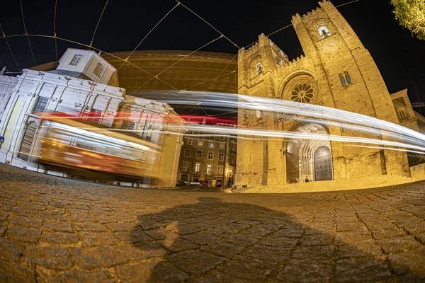 Lissabon Kathedrale Nachtansicht Mit Straßenbahn Kommt — Stockfoto