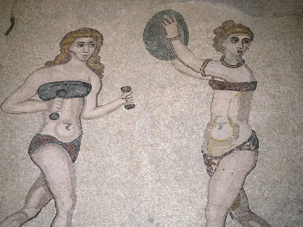 ビキニバス女の子で古代ローマのモザイクのヴィラ カザーレ シチリア島 イタリア — ストック写真