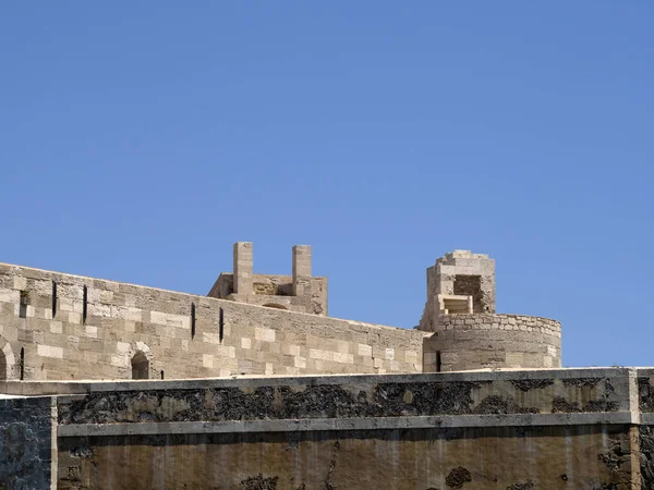 西西里奥蒂吉亚马涅斯城堡的阿基米德镜子架 过去常与太阳一起烧毁船只 — 图库照片