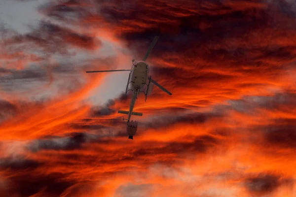 Helikopter Blussen Een Brand Sicily — Stockfoto