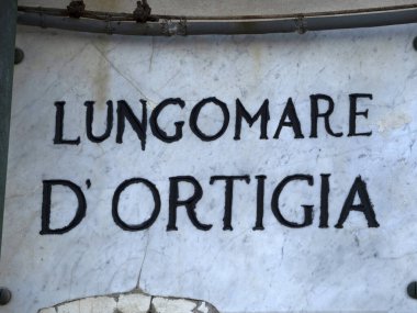 Ortigia Syracuse eski kasaba küçük şehir sokaklarını ayırıyor