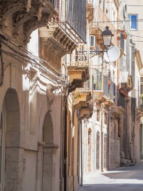 Ortigia Syracuse eski kasaba küçük şehir sokaklarını ayırıyor