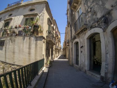 Ortigia Syracuse eski kasaba küçük şehir sokaklarını ayırıyor
