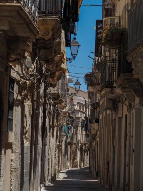 Ortigia Syracuse eski kasaba küçük şehir sokaklarını ayırıyor