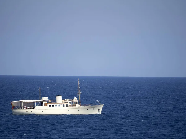 Mavi Deniz Arka Planında Eski Bir Gemi — Stok fotoğraf