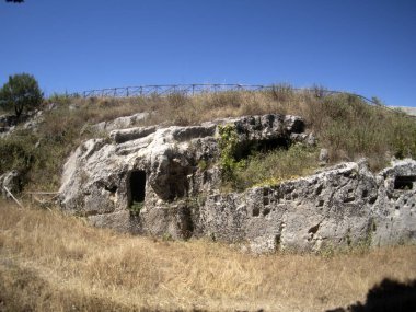 Palazzolo Acreide Latomie Taş ocakları Sicilya 'daki eski Roma mezarları.