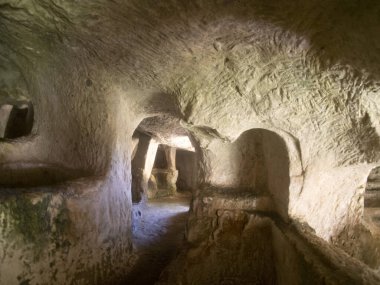 Palazzolo Acreide Latomie Taş ocakları Sicilya 'daki eski Roma mezarları.
