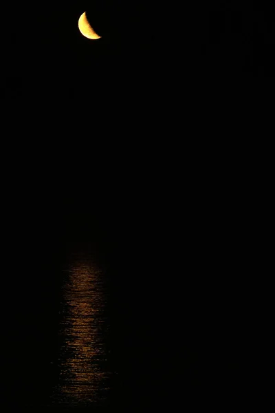 Oranžový Žlutý Měsíc Moře Izolovaný Černé — Stock fotografie