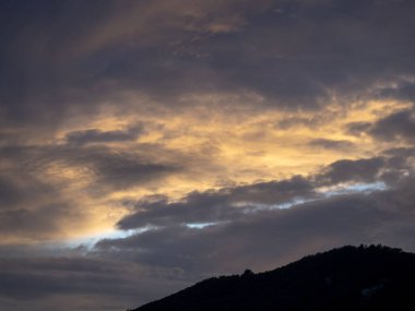 harika günbatımı arka plan bulutlu gökyüzünde doğal ışıklar