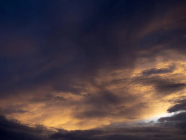 Magnifique Coucher Soleil Fond Lumières Naturelles Sur Ciel Nuageux — Photo