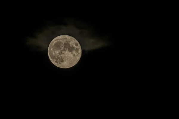 Luna Llena Sobre Fondo Negro — Foto de Stock