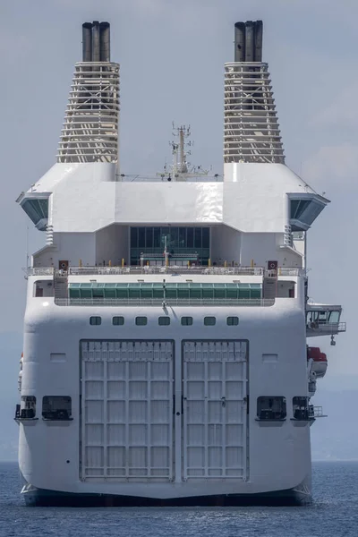 Grande Nave Traghetto Trasportatore Vicino Alla Costa — Foto Stock