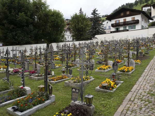 묘지의 고인돌들이 자세히 보인다 — 스톡 사진