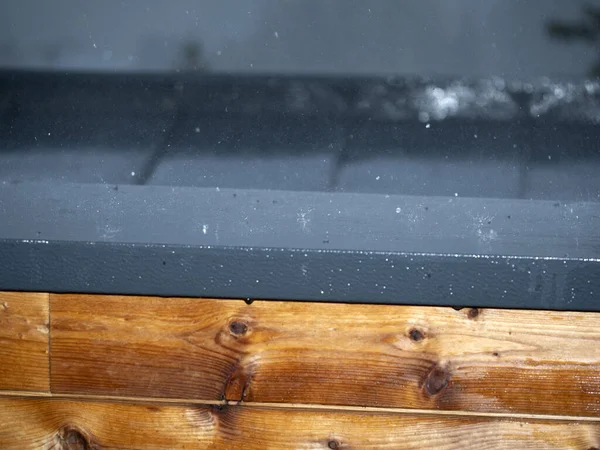 冰雹飘落在阳台上的冰雹 — 图库照片