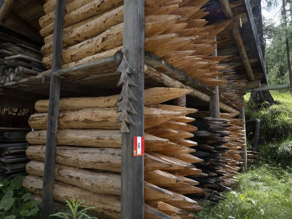 Pointed Wood Logs Pattern Hut — Stock Photo, Image