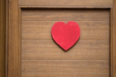 Ahşap kapılar, aşk kırmızı ocaklar.