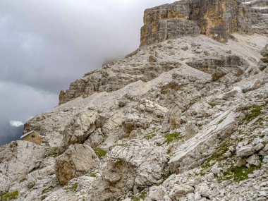 Tofane Dolomite Dağları 'ndaki terk edilmiş sığınak manzarası
