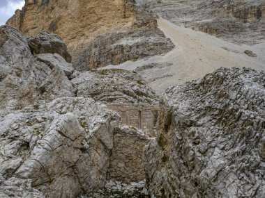 Tofane Dolomite Dağları 'ndaki terk edilmiş sığınak manzarası
