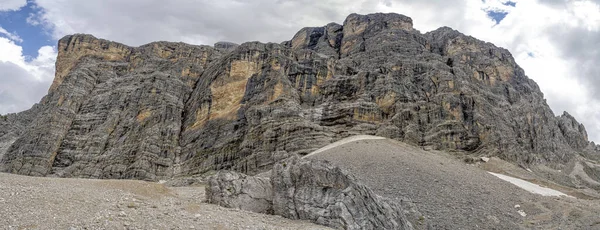 ドロマイト バディア渓谷のパノラマ風景のモンテ クロス山 — ストック写真