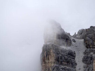 Lavaredo Dolomites 'in üç zirvesi yazın panorama manzarası