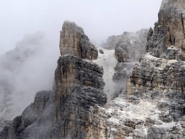 Lavaredo Dolomites 'in üç zirvesi yazın panorama manzarası