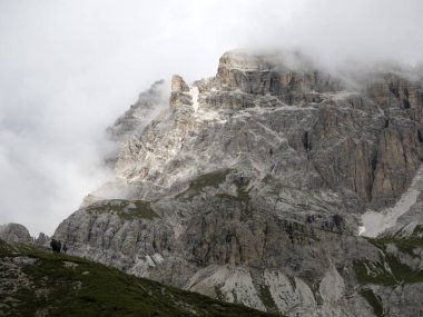 Lavaredo Dolomites 'in üç zirvesi yazın panorama manzarası