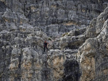 Lavaredo Dolomites dağlarının üç zirvesinde yağmurun altına tırmanıyor. 
