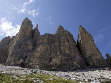 Lavaredo Dolomites 'in üç zirvesi yazın panorama manzarası