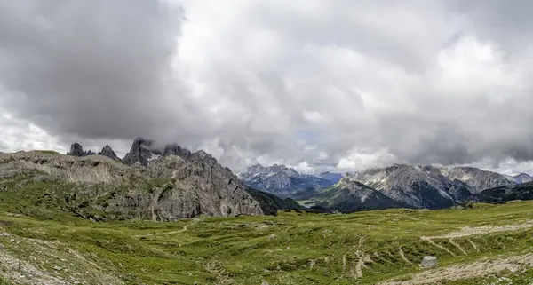 Τρεις Κορυφές Του Lavaredo Dolomites Βουνά Πανόραμα Τοπίο Καλοκαίρι — Φωτογραφία Αρχείου