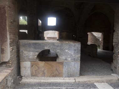 Eski Ostia arkeoloji sahasındaki termopolium eski şarap barı harabeleri