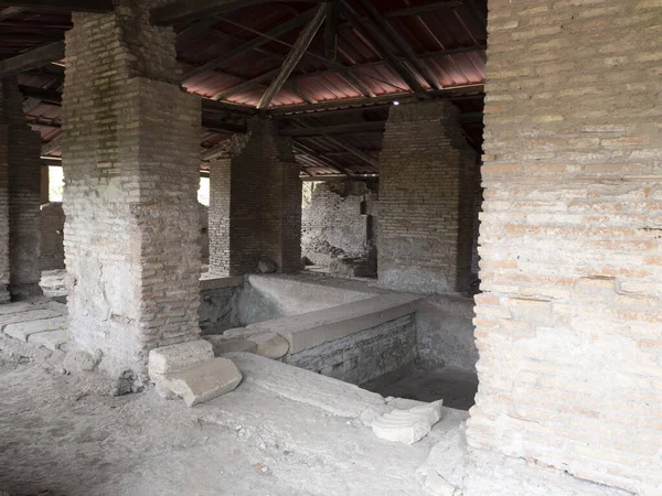 古老的古石器考古遗址残破华丽的洗衣房 — 图库照片