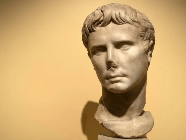 奥古斯都皇帝古罗马大理石雕像的细节 — 图库照片