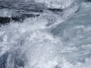 Kıyıdaki deniz dalgaları